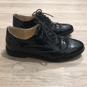 Womens Bucco black shiny oxfords - Size 6